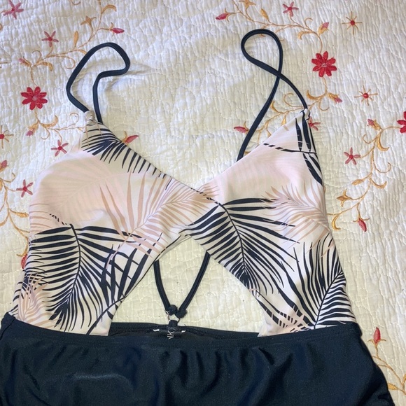 One piece - Picture 2 of 5